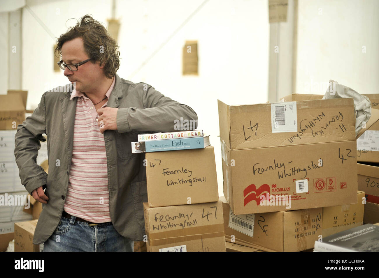 Hugh Fearnley-Whittingstall, cuisinière à la télévision, se tient dans des boîtes de ses livres dans la librairie du Hay Festival à Hay-on-Wye. Banque D'Images