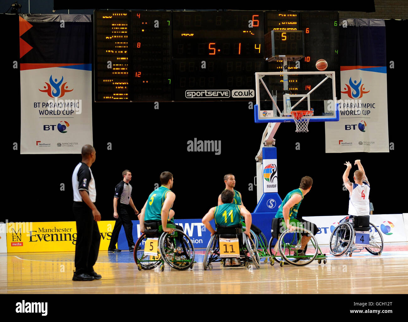 Joe Bestwick, de la Grande-Bretagne, tire une pénalité contre l'Australie lors du basketball en fauteuil roulant lors de la coupe du monde paralympique BT à Sport City, Manchester. Banque D'Images