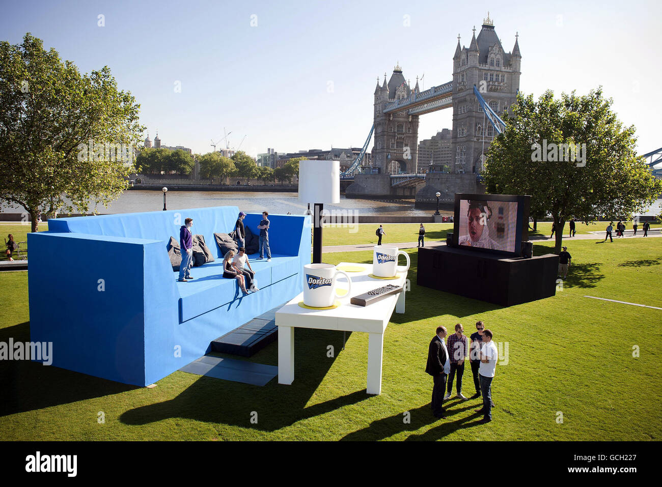 Les visiteurs explorent un salon géant à Potter's Fields à Londres présentant les trois dernières publicités en compétition pour le vote public dans le cadre de la campagne Doritos King of Ads. Banque D'Images