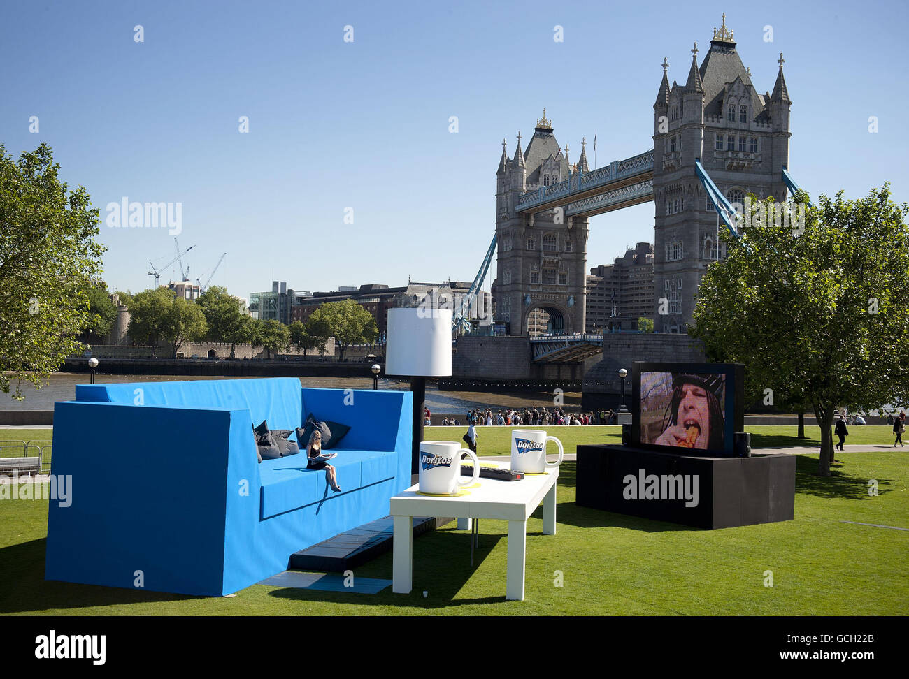 Une femme est assise dans un salon géant à Potter's Fields à Londres où les trois dernières publicités en lice pour le vote public dans le cadre de la campagne Doritos King of Ads sont présentées. Banque D'Images