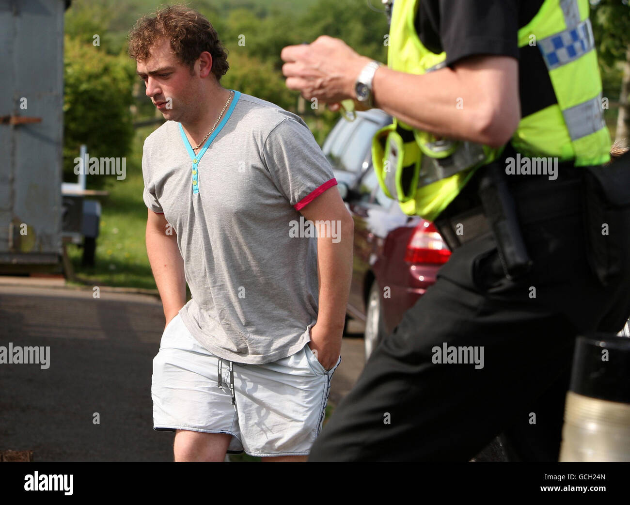 Graeme Bird, 28 ans, fils de Derrick Bird, arrive à la maison de sa mère Linda à Lamplugh. Banque D'Images