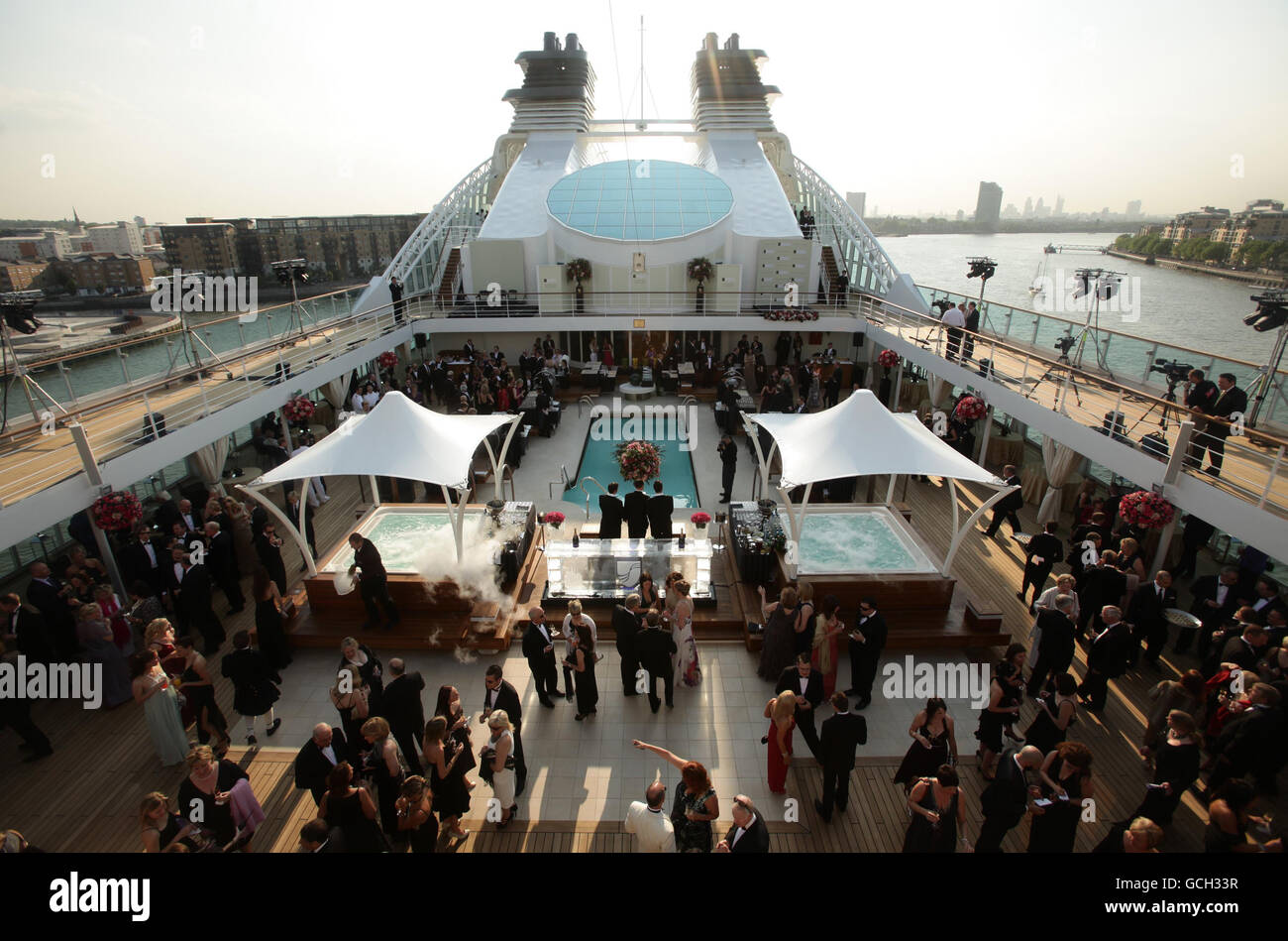 Les clients embarquent à bord du bateau de croisière de luxe Seabourn avant sa cérémonie de désignation, sur la Tamise à Londres. Banque D'Images