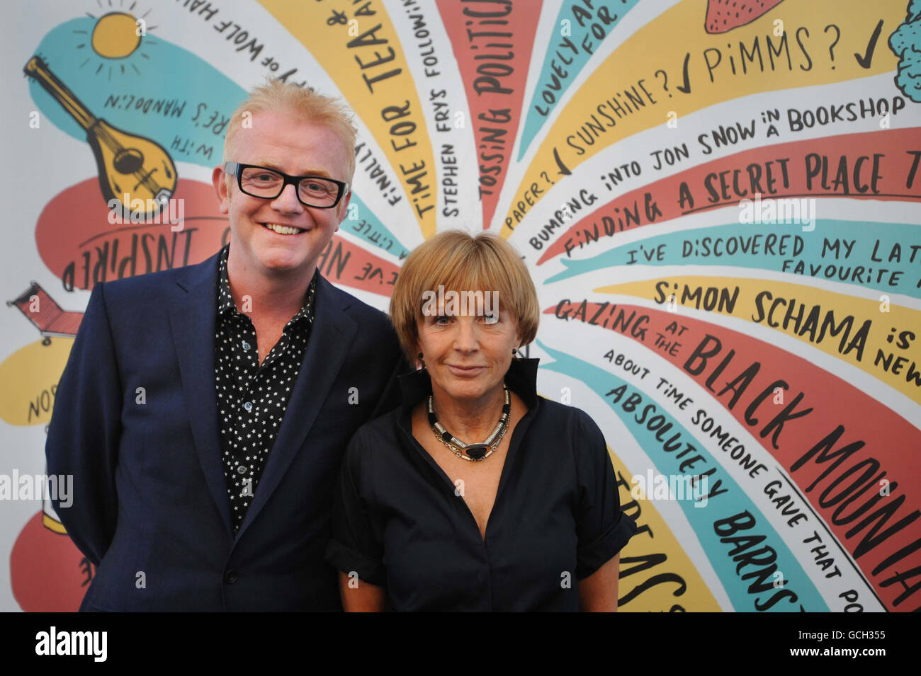 Chris Evans (à gauche) et Anne Robinson avant leur discours sur scène au Hay Festival à Hay-on-Wye. Banque D'Images