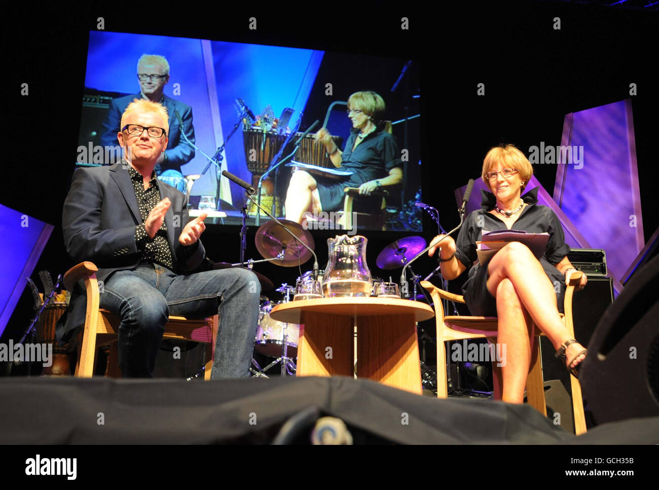 Chris Evans (à gauche) et Anne Robinson parlent sur scène au Hay Festival à Hay-on-Wye. Banque D'Images