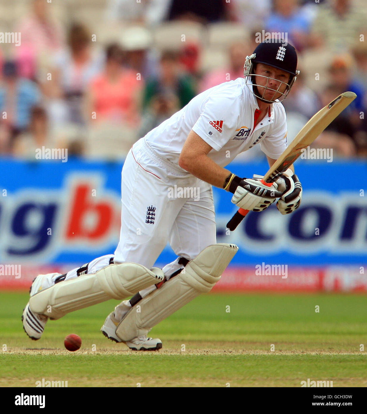 Cricket - npower second Test - deuxième jour - Angleterre / Bangladesh - Old Trafford. Ian Bell, en Angleterre, prend un simple rapide Banque D'Images