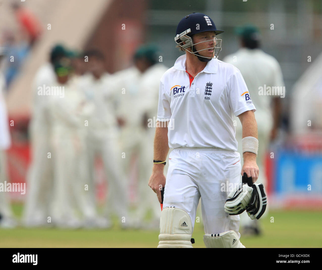 Cricket - npower second Test - deuxième jour - Angleterre / Bangladesh - Old Trafford.Ian Bell, en Angleterre, se délaie après avoir pris ses sorties pour 128 Banque D'Images