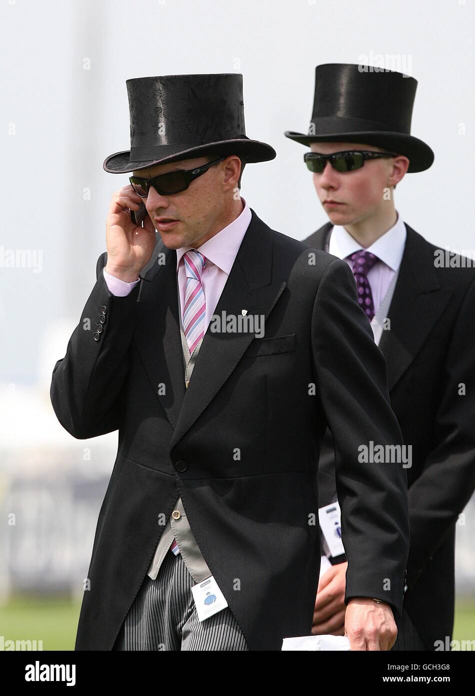 Courses hippiques - Festival de Derby d'Investec - Journée de Derby d'Investec - Hippodrome d'Epsom.L'entraîneur Aidan O'Brien pendant la journée de Derby à l'hippodrome d'Epsom avec son fils Joseph O'Brien qui est un jockey Banque D'Images