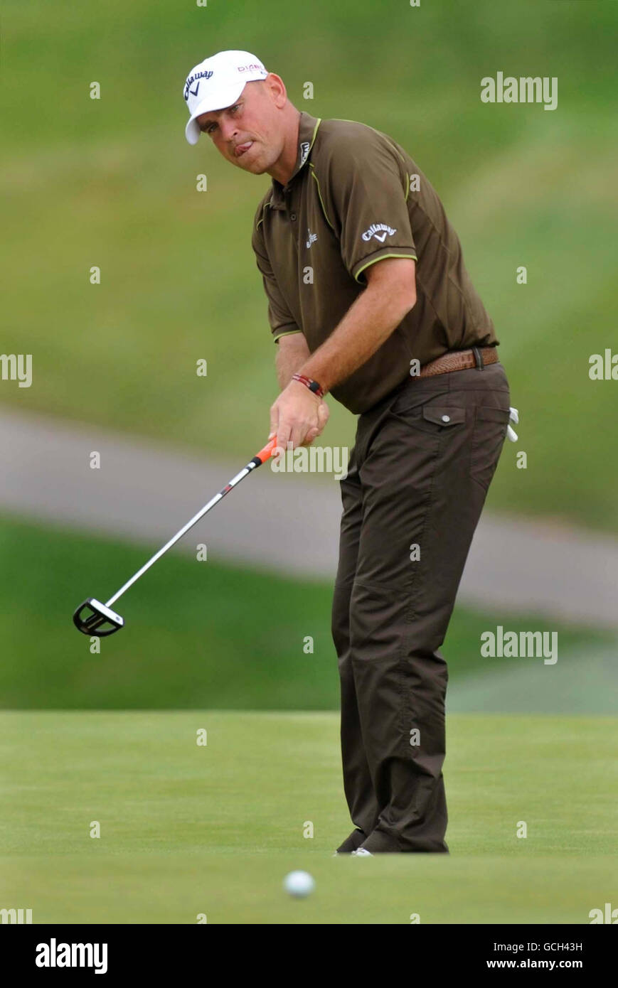 Golf - le Celtic Manor Wales ouvert en 2010 - troisième tour - le Celtic Manor Resort.Thomas Bjorn regarde son putt le 17 au cours de la troisième manche du Celtic Manor Wales Open au Celtic Manor, Newport. Banque D'Images