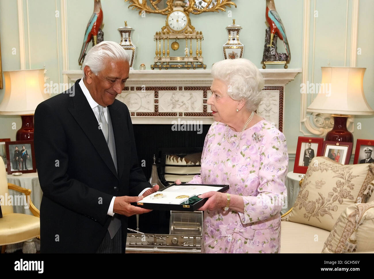 La reine Elizabeth II présente à Lord Patel l'insigne d'un Chevalier du Thistle, lors d'une audience au Palais de Buckingham, à Londres. Banque D'Images