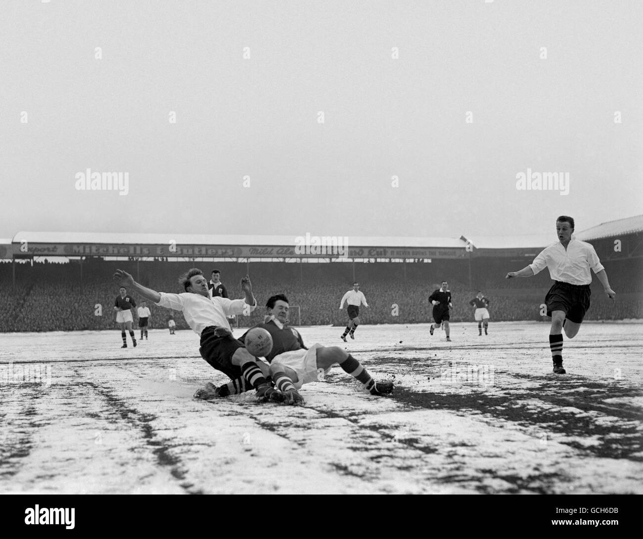 (l-r) West Bromwich Ray Barlow d'Albion et Jeff Hall de Birmingham City se battent pour la balle sur une surface enneigée de Hawthorns Banque D'Images