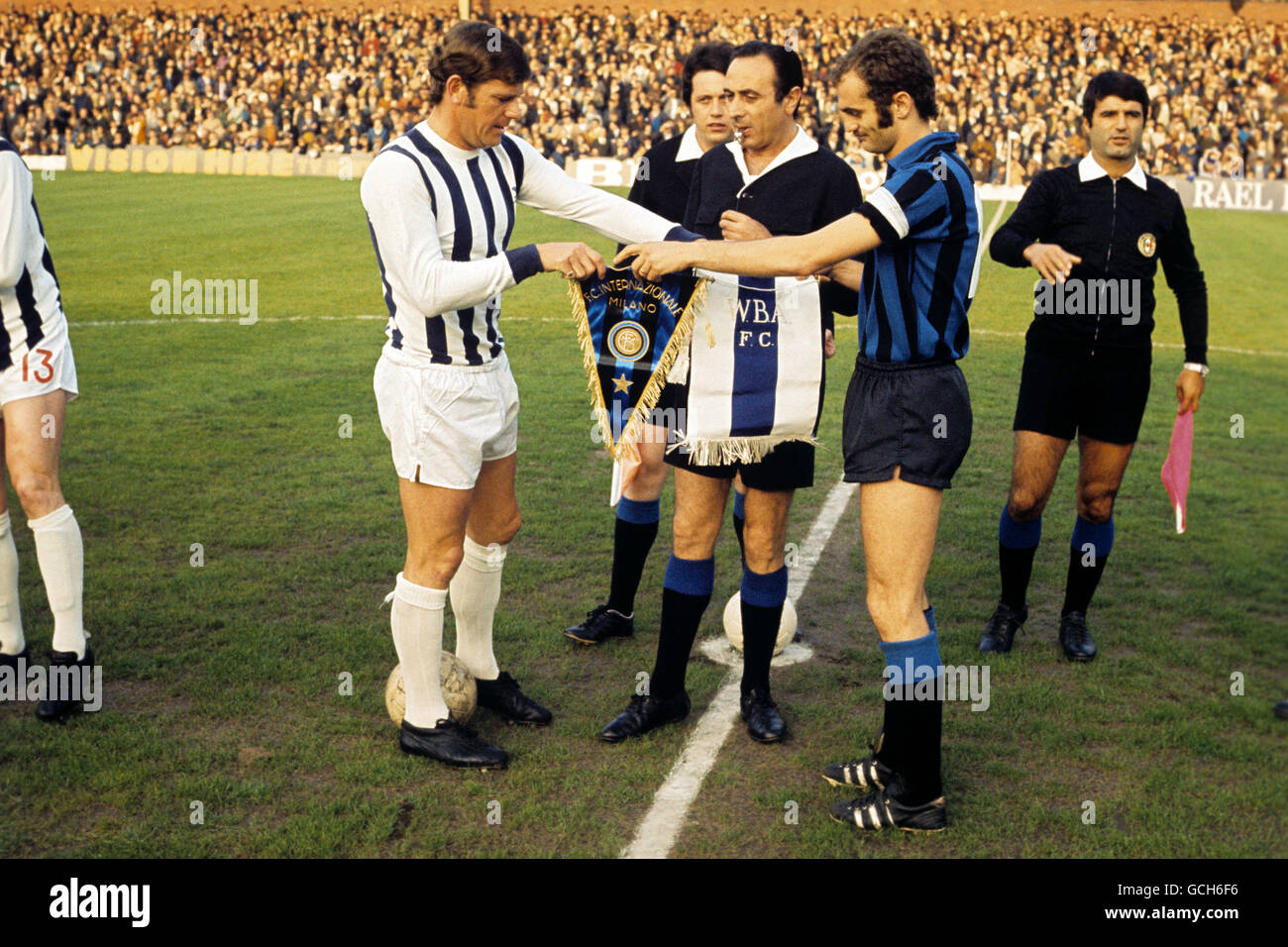 Football - coupe anglo-italienne - West Bromwich Albion / Inter Milan.Les pennants du club sont échangés avant le coup d'envoi lors du match de la coupe anglo-italienne Banque D'Images