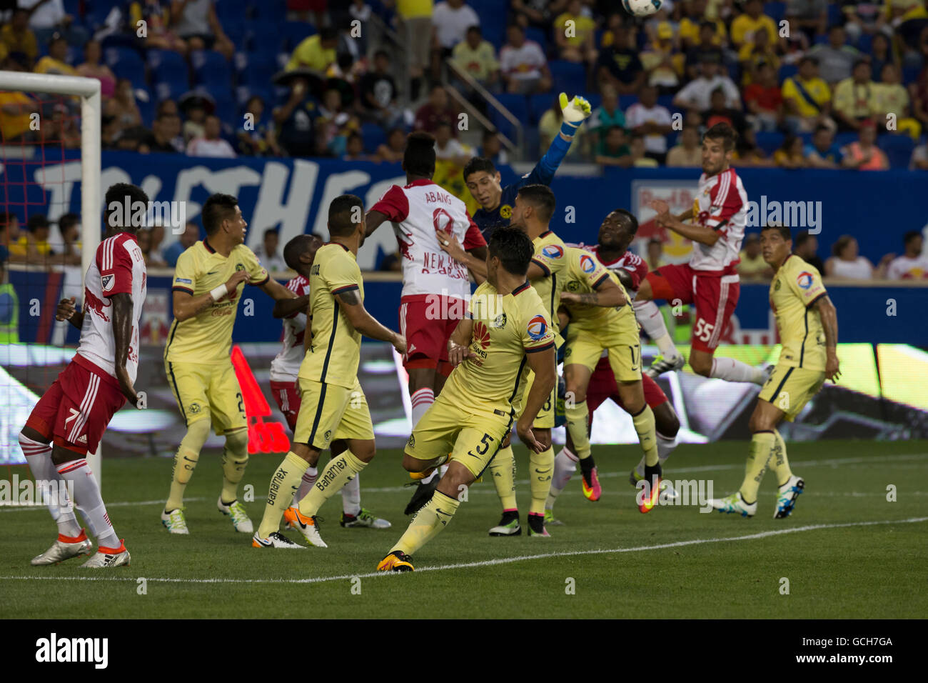 Harrison, NJ USA - 6 juillet 2016 : Moises Munoz (23) de Club America de Liga MX Mexique enregistre but pendant match amical contre New York Red Bulls au Red Bull Arena Red Bulls a gagné 2 - 0 Banque D'Images