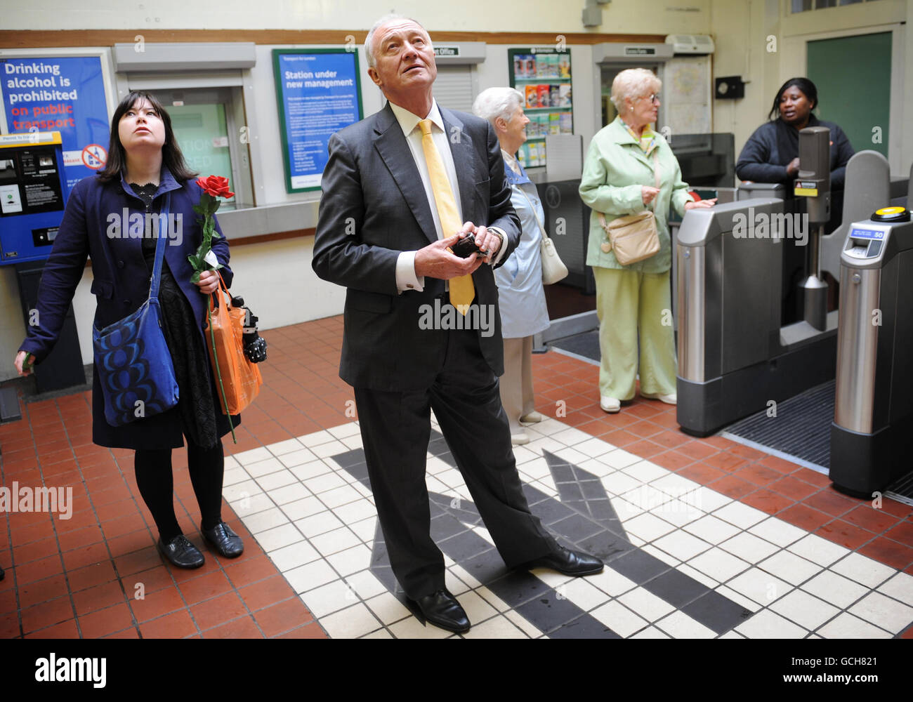 L'ancien maire de Londres Ken Livingstone attend son train à la gare de West Croydon à Londres alors qu'il lance sa candidature pour le poste de candidat travailliste une fois de plus en 2012. Banque D'Images