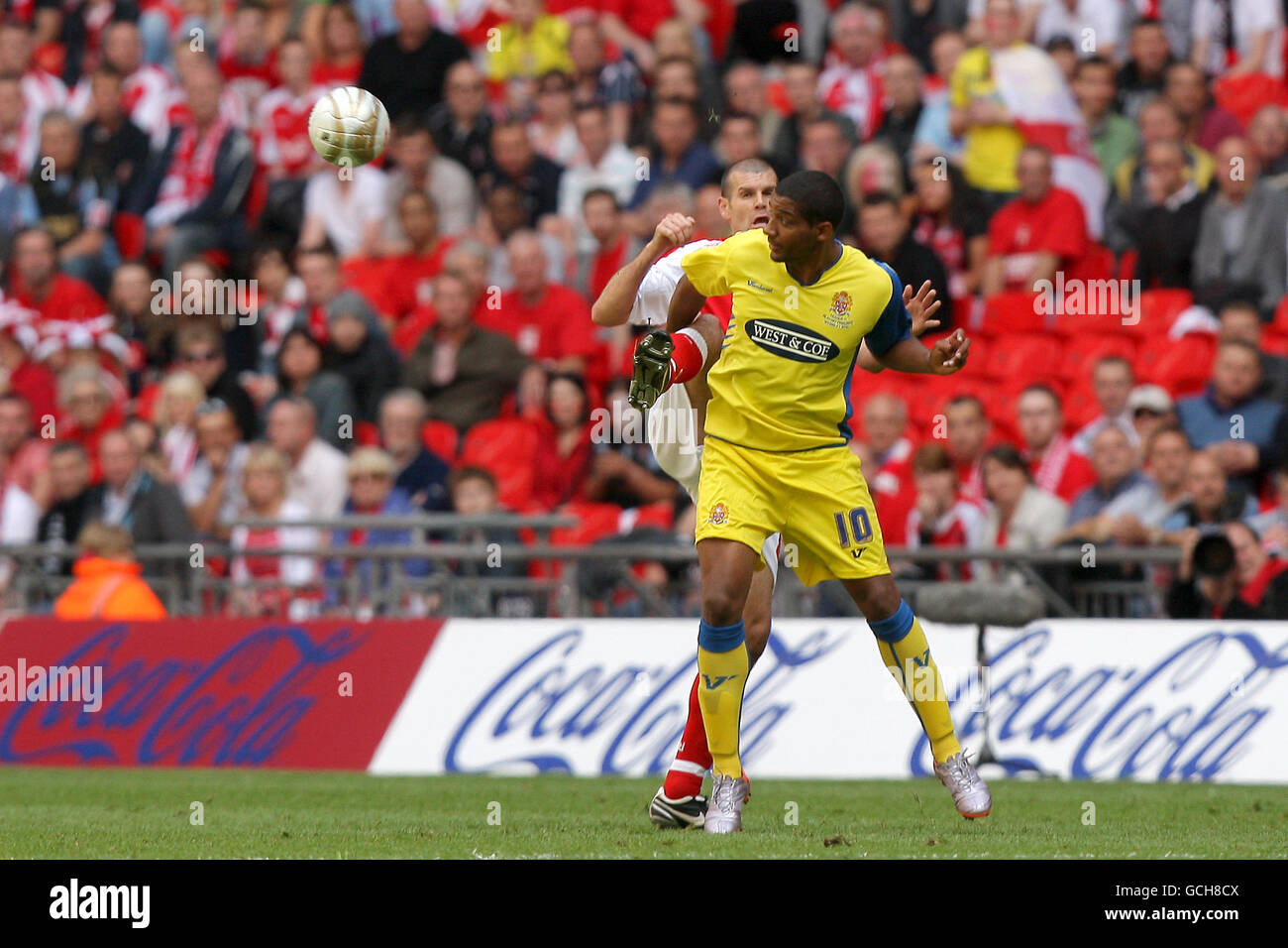 Football - Coca-Cola football League 2 - jouer - finale - Dagenham et Redbridge v Rotherham United - Wembley Stadium.Nick Fenton de Rotherham United (à gauche) et Joshua Scott de Dagenham et Redbridge (à droite) en action Banque D'Images