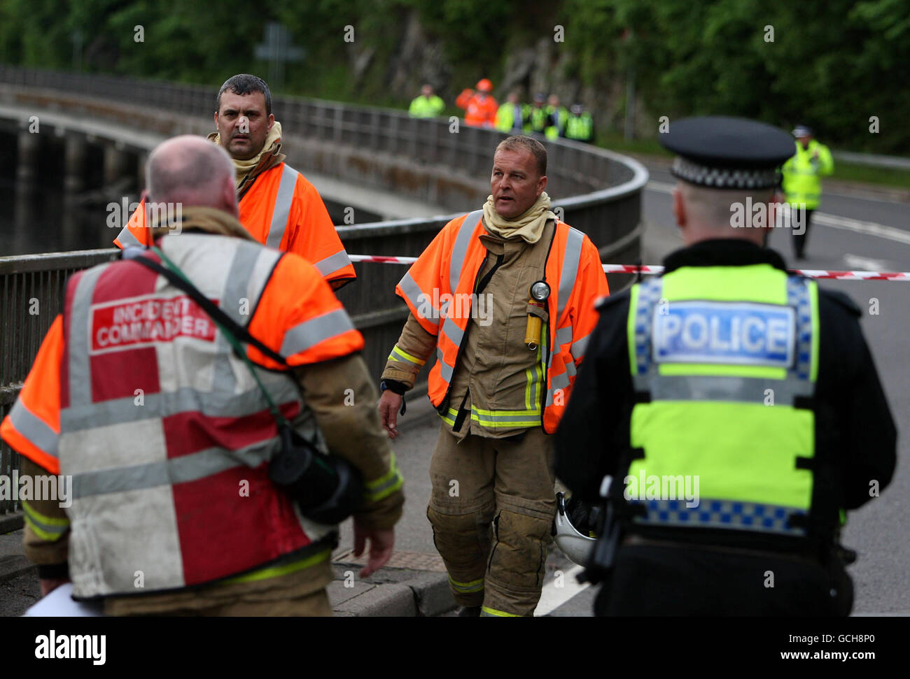 Services d'urgence près du lieu d'un déraillement de train près de la centrale électrique de Falls of Cruachan, par Loch Awe à Argyll.Huit personnes ont été emmenées à l'hôpital après 18h20 service de Glasgow à Oban a déraillé et a pris feu. Banque D'Images