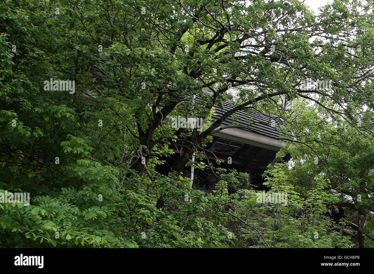 CULTURE ALTERNATIVE le train déraillé vu à travers les arbres près des chutes de la centrale de Cruachan, par Loch Awe à Argyll.Huit personnes ont été emmenées à l'hôpital après 18h20 service de Glasgow à Oban a déraillé et a pris feu. Banque D'Images