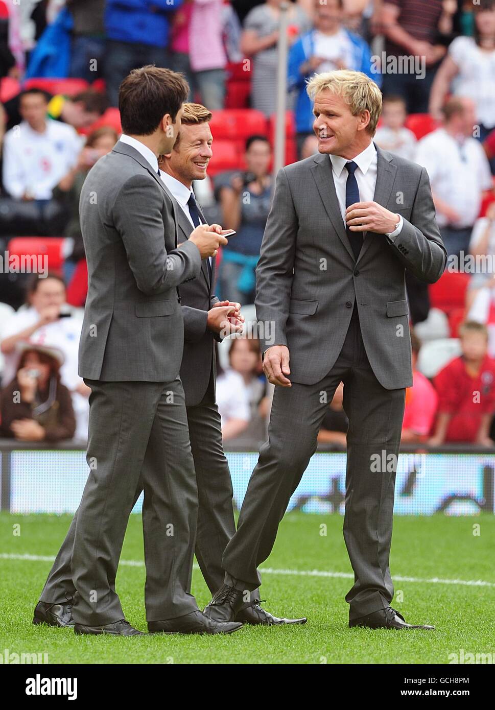 Gordon Ramsey (à droite) discute avec Simon Baker (au centre) et Gethin Jones (à gauche) avant le match Socceraid de 2010 à Old Trafford. Banque D'Images