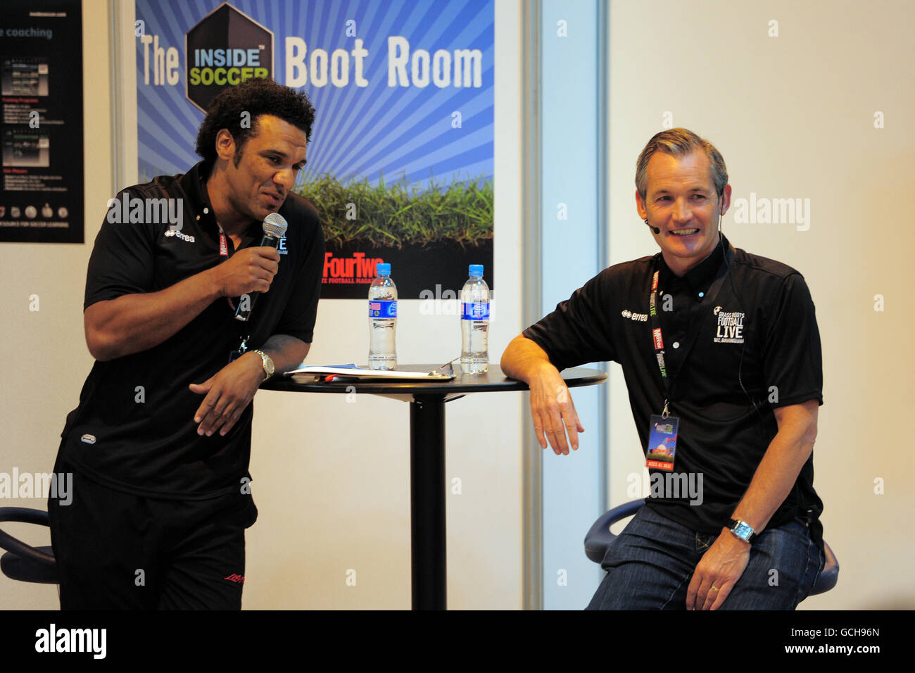 Don Goodman (à gauche) interview George Burley pendant le football de Grass Roots En direct Banque D'Images