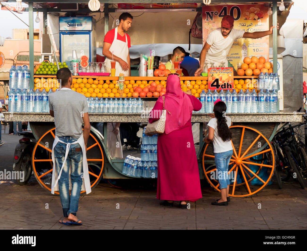 L'achat d'une boisson aux fruits à partir d'un panier ; Marrakech, Maroc Banque D'Images