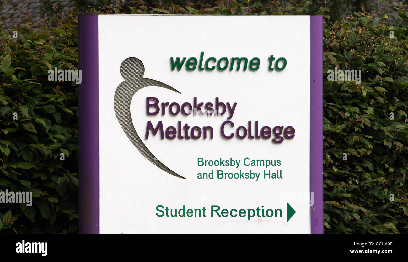 Vue générale de la signalisation à l'extérieur du Brooksby Melton College de Brooksby, Leicestershire. Des hommages ont été rendus aujourd'hui à trois étudiants britanniques, qui ont fréquenté l'université de Leicestershire, qui ont été tués dans un accident d'autobus en Afrique du Sud. Banque D'Images