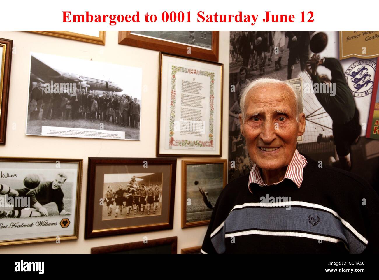 Bert Williams, 90 ans, de Shifnal, Shropshire. M. Williams, qui reçoit un MBE dans la liste des honneurs de l'anniversaire de la Reine, est largement classé parmi les meilleurs gardiens de but que l'Angleterre a produit. APPUYEZ SUR ASSOCIATION photo. Date de la photo: Vendredi 11 juin 2010. M. Williams est, malheureusement, en partie connu pour être le gardien de but qui a concédé le seul but du jeu quand l'Angleterre a perdu 1-0 à l'unfancied USA lors de la coupe du monde au Brésil en 1950, un résultat qui a choqué le monde du football. Voir l'histoire de PA HONORE BertWilliams. Le crédit photo devrait se lire comme suit : Peter Byrne/PA Wire Banque D'Images