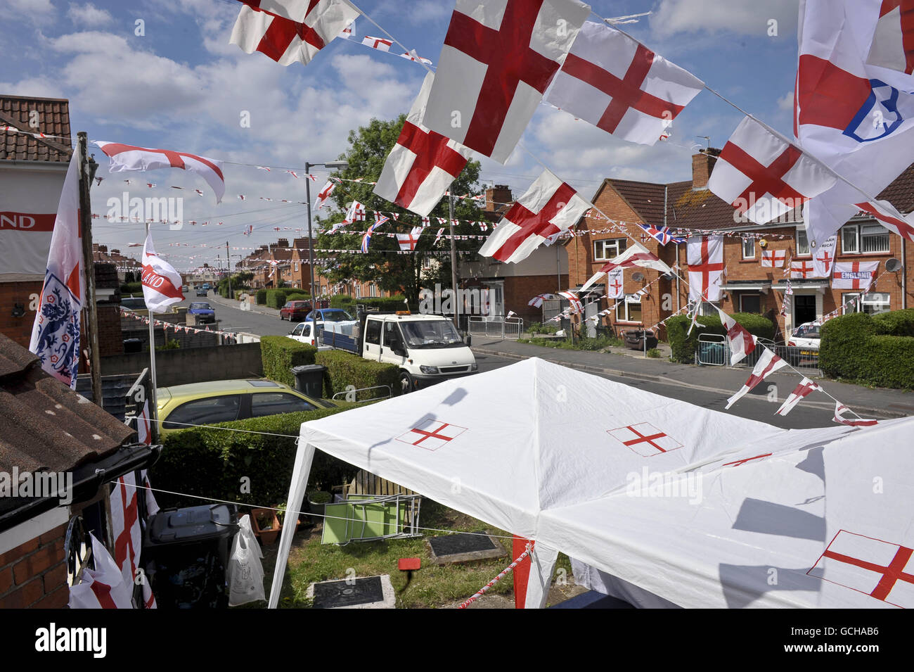 Les drapeaux d'Angleterre ornent les maisons et les rues dans la région de Knowle West de Bristol. APPUYEZ SUR ASSOCIATION photo. Date de la photo: Vendredi 11 juin 2010. Le crédit photo devrait se lire : Ben Birchall/PA Wire Banque D'Images