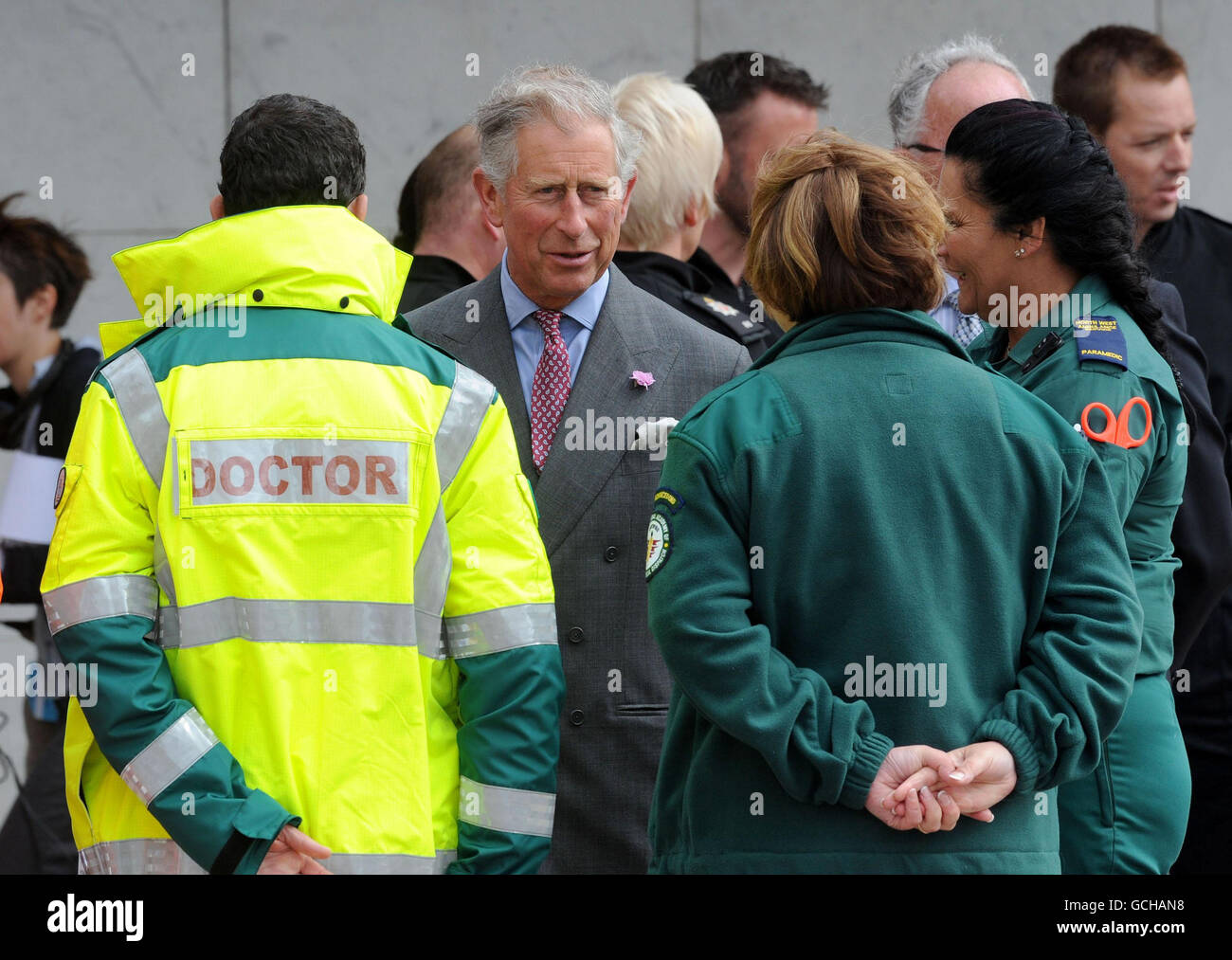 Le Prince de Galles s'entretient avec les membres du Service d'incendie et de sauvetage de Cumbria lors d'une visite à l'Hôpital de Cumbria et de West Cumberland, où il a rencontré certains du personnel des services d'urgence qui ont eu tendance à s'en prendre aux victimes de la manne d'armes à feu de Derrick Bird. Banque D'Images