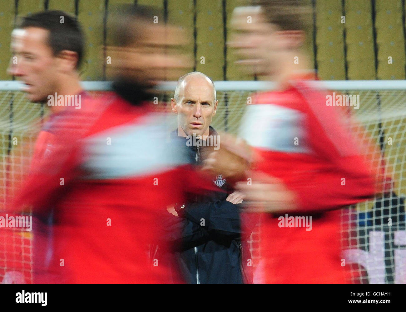 Football - coupe du monde de la FIFA 2010 Afrique du Sud - Groupe C - Angleterre v Etats-Unis - USA Training - quatrième jour - Stade Royal Bafokeng.Bob Bradley, directeur américain, s'intéresse à une séance d'entraînement au stade Royal Bafokeng, à Rutenburg, en Afrique du Sud. Banque D'Images