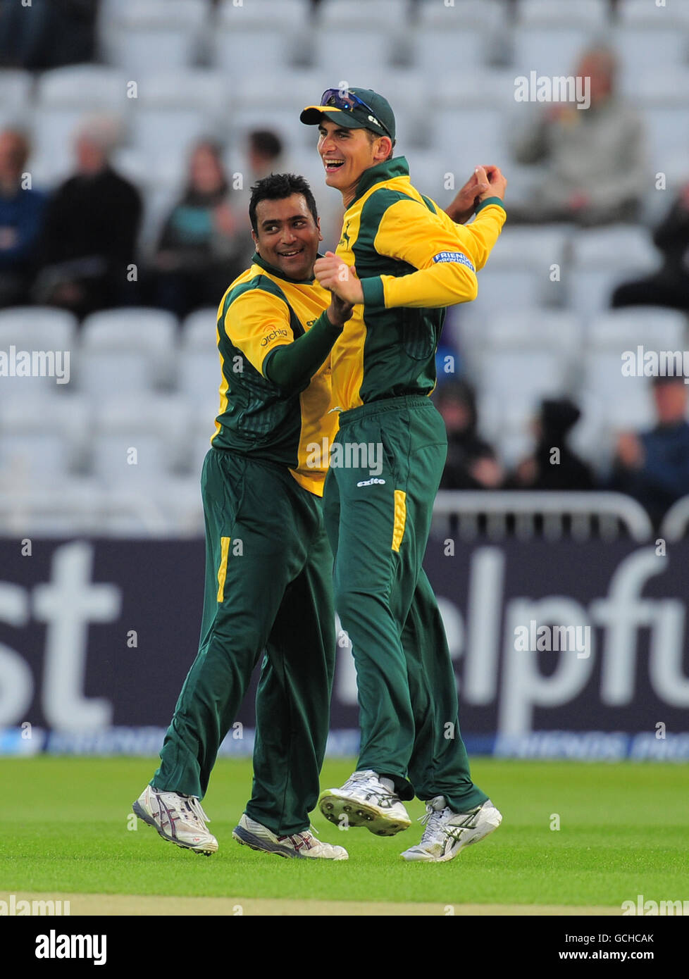 Les Outlaws de Notinghamshire Samit Patel (à gauche) célèbre avec son coéquipier Alex hales après avoir pris la porte de Stephen Moore de Lancashire Lightning Banque D'Images