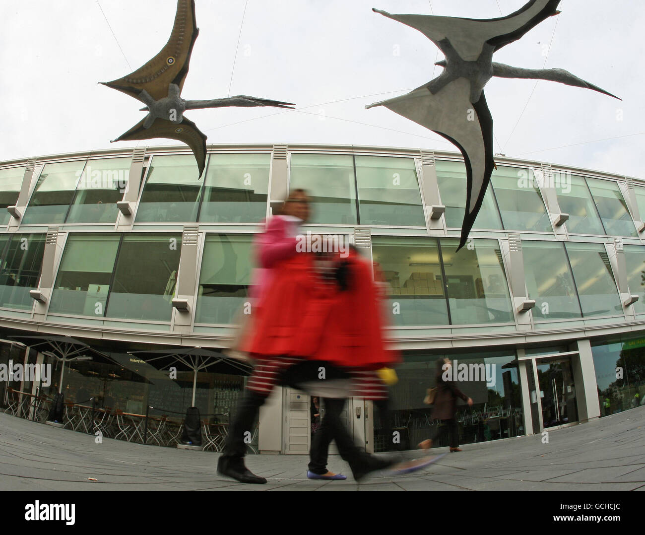 Des piétons marchent sous des ptérosaures modèles suspendus à l'extérieur du Southbank Center, sur la Southbank, dans le centre de Londres. Banque D'Images