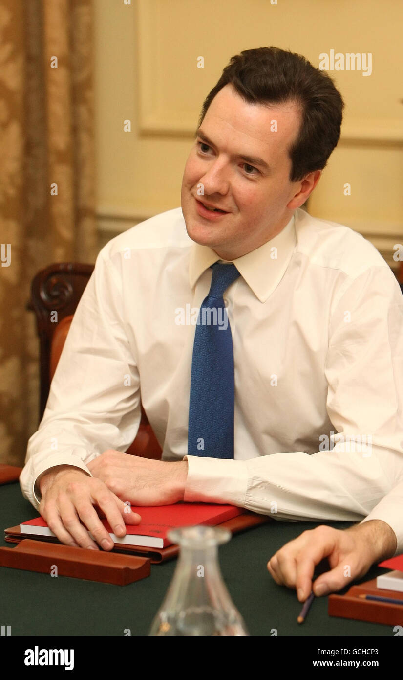 Le chancelier George Osborne assiste à une réunion au 10 Downing Street, Westminster, Londres, avant le premier budget du gouvernement de coalition demain. Banque D'Images