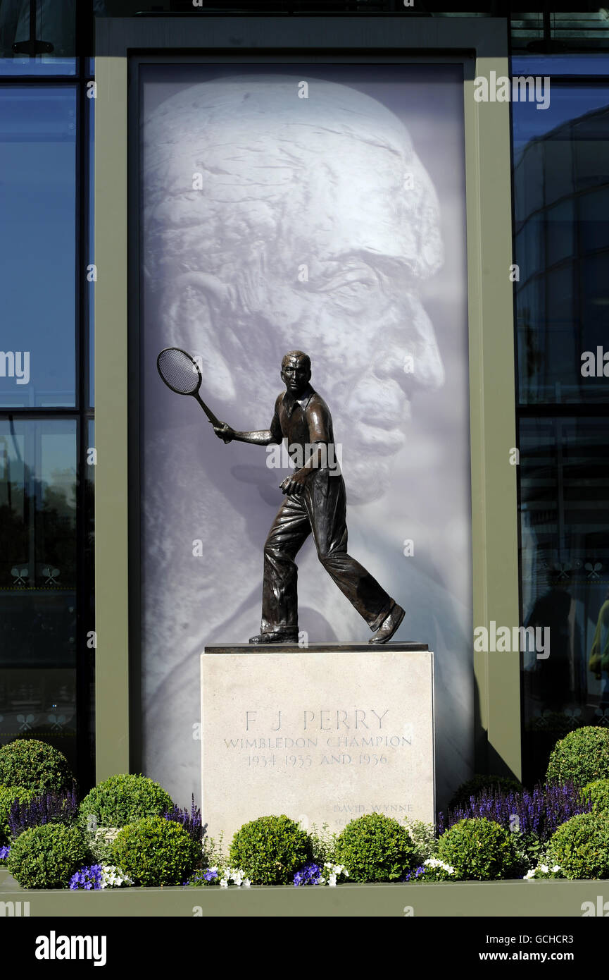 Tennis - Championnats de Wimbledon 2010 - première journée - le club de tennis et de croquet de pelouse de toute l'Angleterre.La statue de Fred Perry lors du premier jour des championnats de Wimbledon 2010 au All England Lawn tennis Club, Wimbledon. Banque D'Images