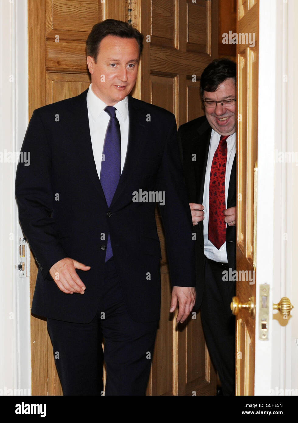 Le Premier ministre David Cameron et l'Irlandais Taoiseach Brian Cowan arrivent pour des pourparlers au 10 Downing Street, Londres. Banque D'Images