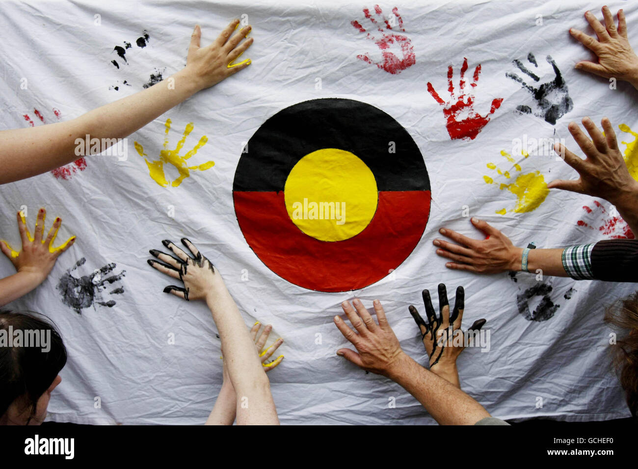 Des membres de Wongkumarra Solidarra Ireland (WSI) ont mis des empreintes de main sur une bannière devant l'ambassade d'Australie à Dublin, protestant contre ce qu'ils disent, c'est la poursuite des mauvais traitements infligés par l'Australie aux peuples autochtones, et le refus de l'ambassade de faire une déclaration publique à ce sujet. Banque D'Images