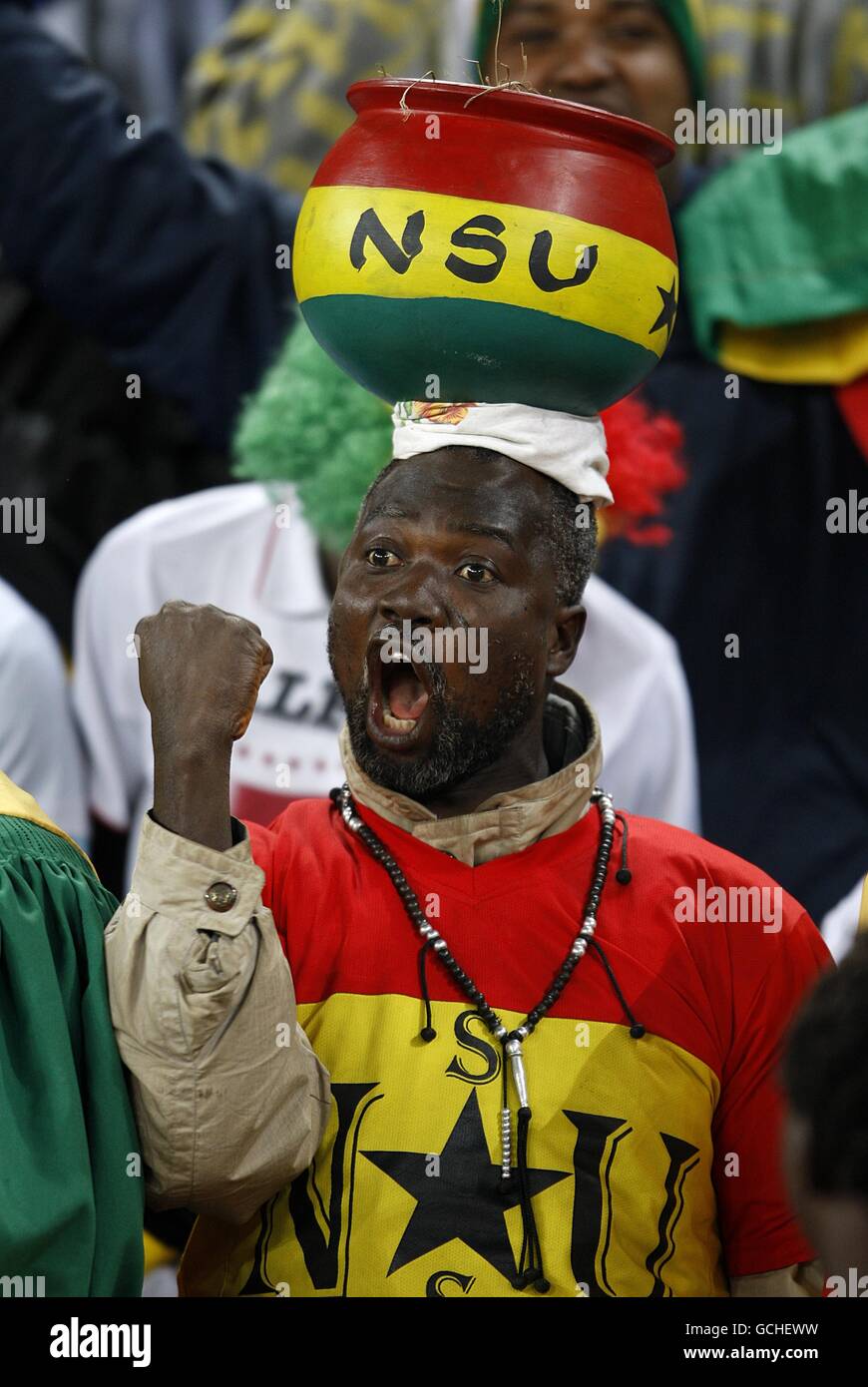 Football - coupe du monde de la FIFA 2010 Afrique du Sud - Groupe D - Ghana / Allemagne - Stade de Soccer City. Un fan du Ghana montre son soutien dans les tribunes Banque D'Images