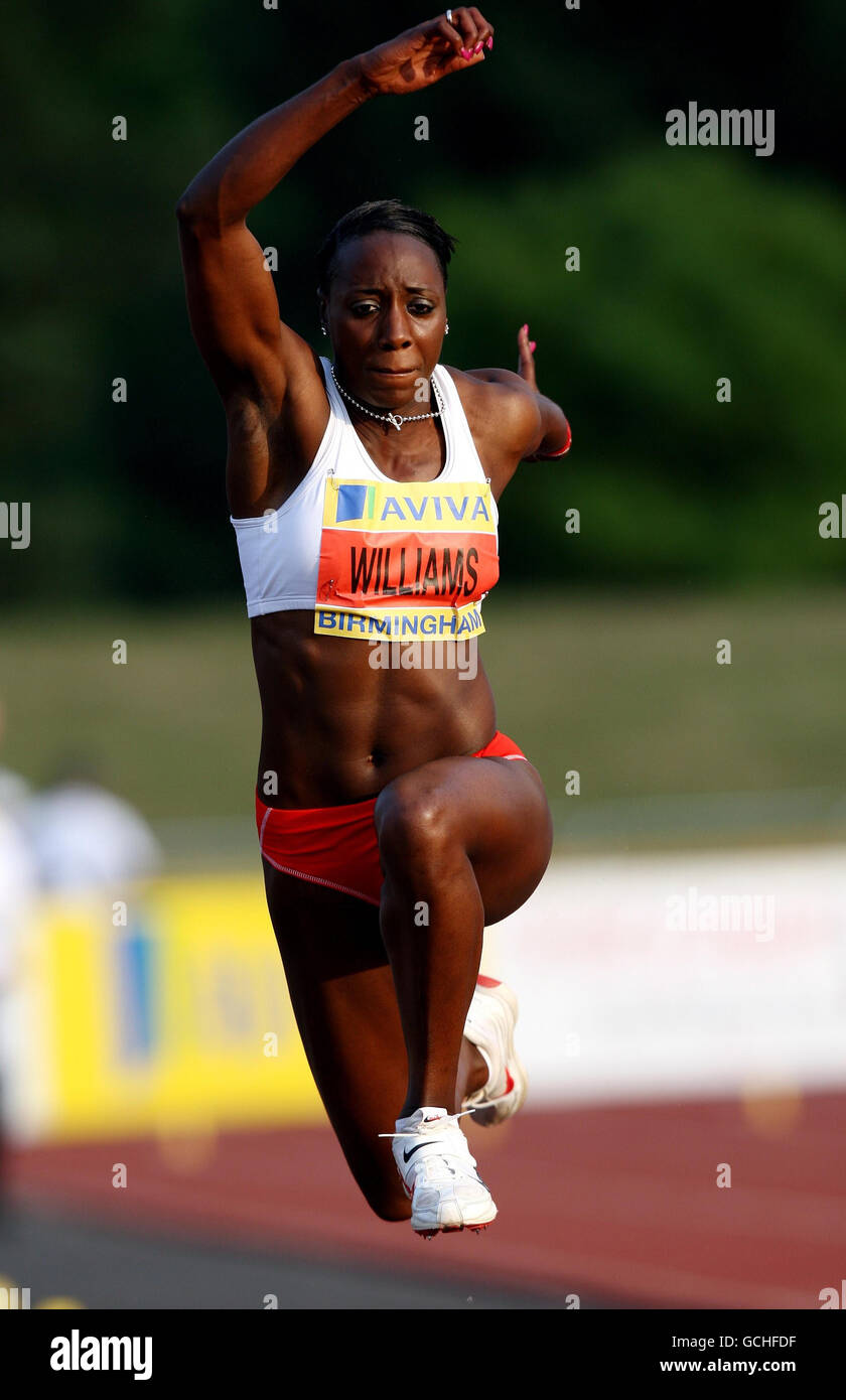 Nadia Williams participe à la Triple Jump final de Womens lors des épreuves européennes d'Aviva et des championnats du Royaume-Uni au stade Alexander, à Birmingham. Banque D'Images