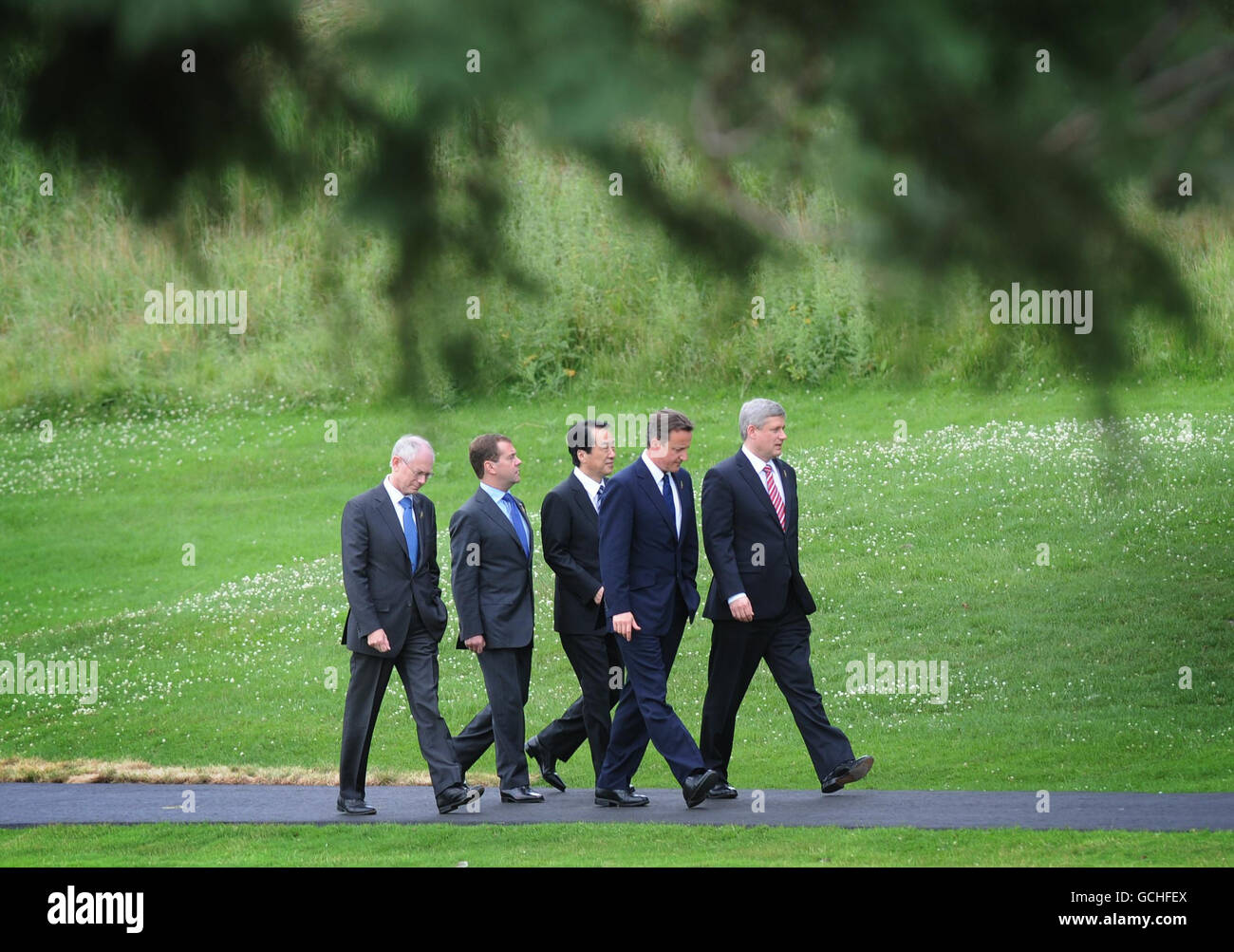 Dirigeants du G8 (gauche - droite) le président du Conseil européen Herman Van Rompuy, Dmitry Medvedev de Russie, Naoto Kan du Japon, le premier ministre David Cameron et le premier ministre canadien Stephen Harper sur la voie d'une photographie de famille au Sommet du G8 à Muskoka, au Canada. Banque D'Images