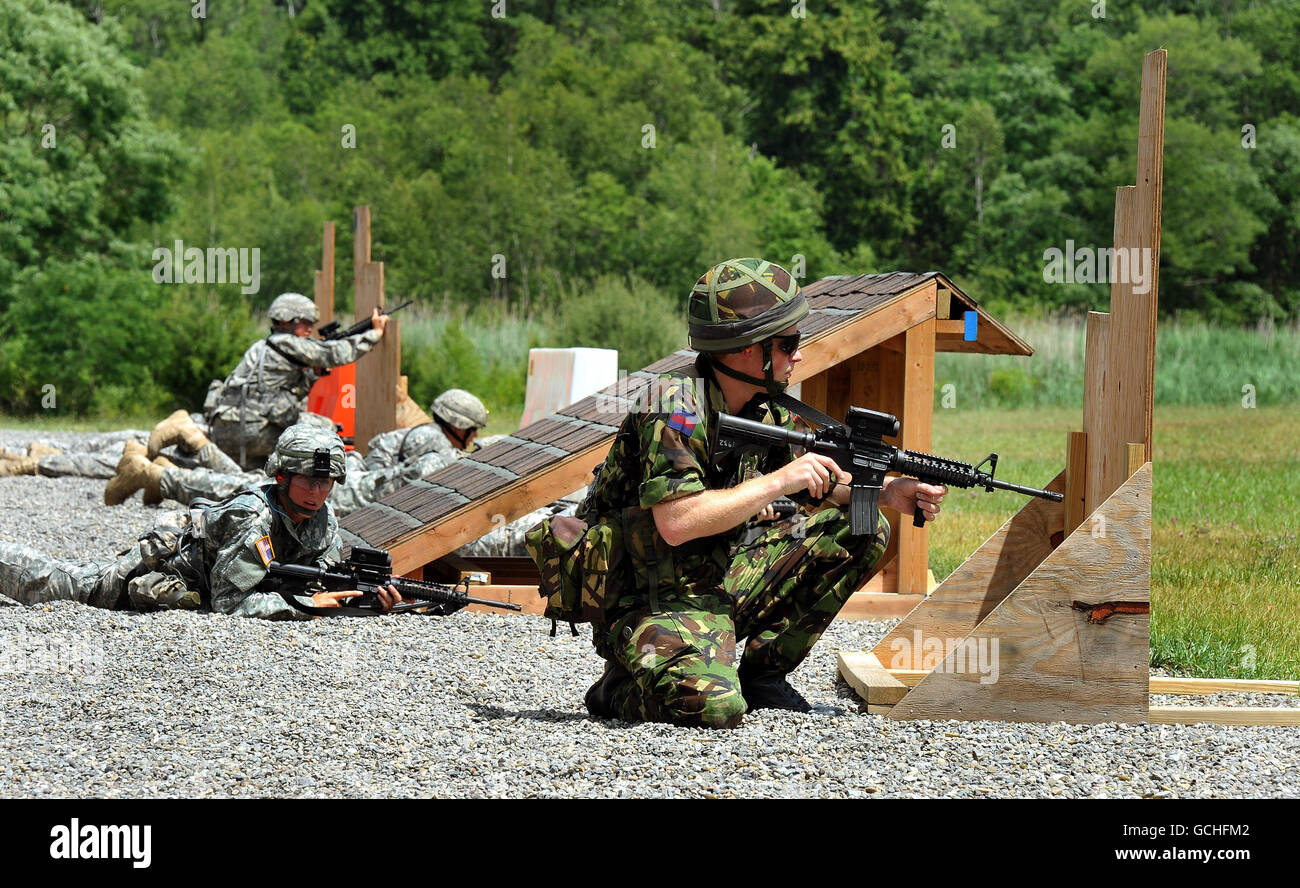 Prince Harry (à droite) lors d'un exercice de tir en direct à l'Académie militaire de West point dans l'État de New York, aux États-Unis. Le soldat royal s'est associé à un escadron de neuf élèves de West point pour mettre en pratique leurs compétences de groupe en s'emportant sur l'« ennemi ». Harry a atteint au moins deux des cibles pop-up alors qu'il couvrait le flanc droit et a réussi à éviter de tirer sur des civils. Banque D'Images