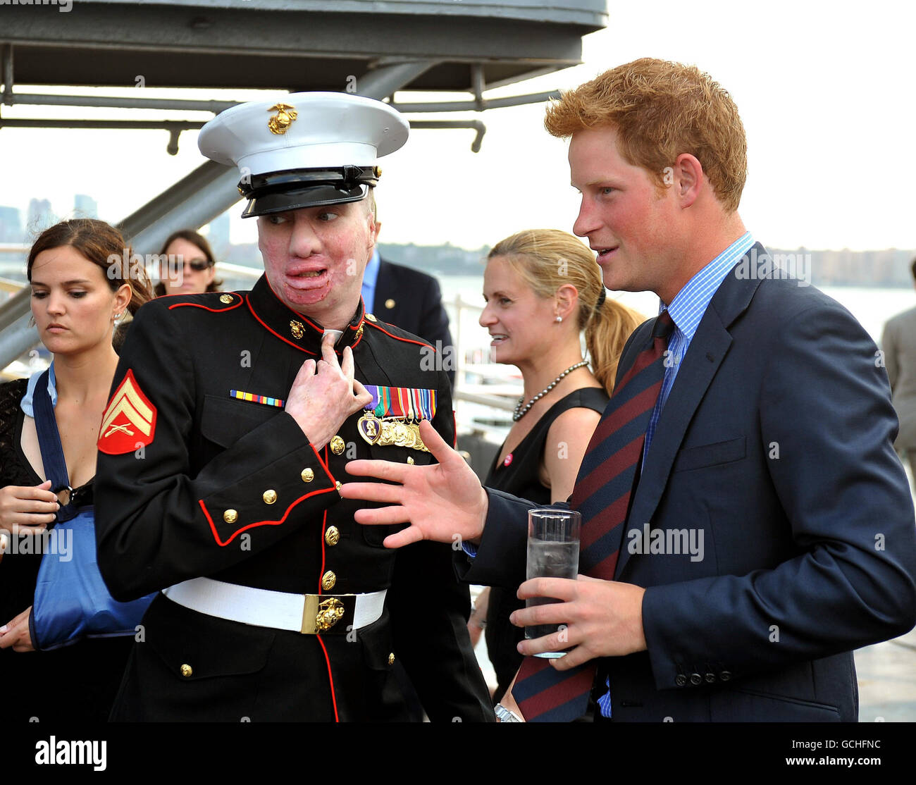 Le prince Harry parle à la Marine américaine Aaron Mankin, 28 ans, qui a été blessé en Irak, à bord de l'USS Intrepid, un porte-avions construit en 1943 et maintenant un musée dans la ville de New York, aux États-Unis. Banque D'Images