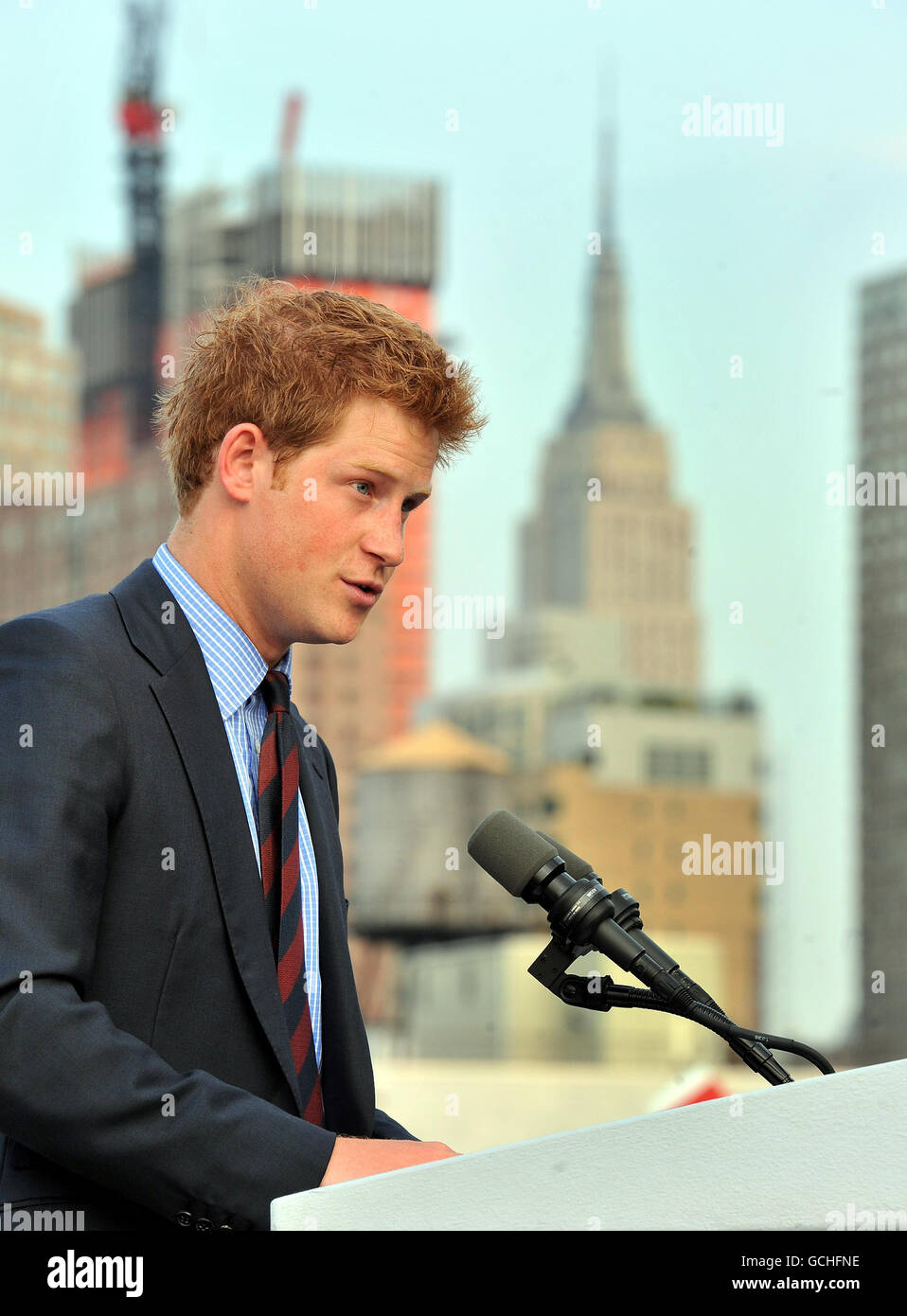 Le Prince Harry prononce un discours à bord de l'USS Intrepid, un porte-avions construit en 1943 et maintenant un musée dans la ville de New York, aux États-Unis. Banque D'Images
