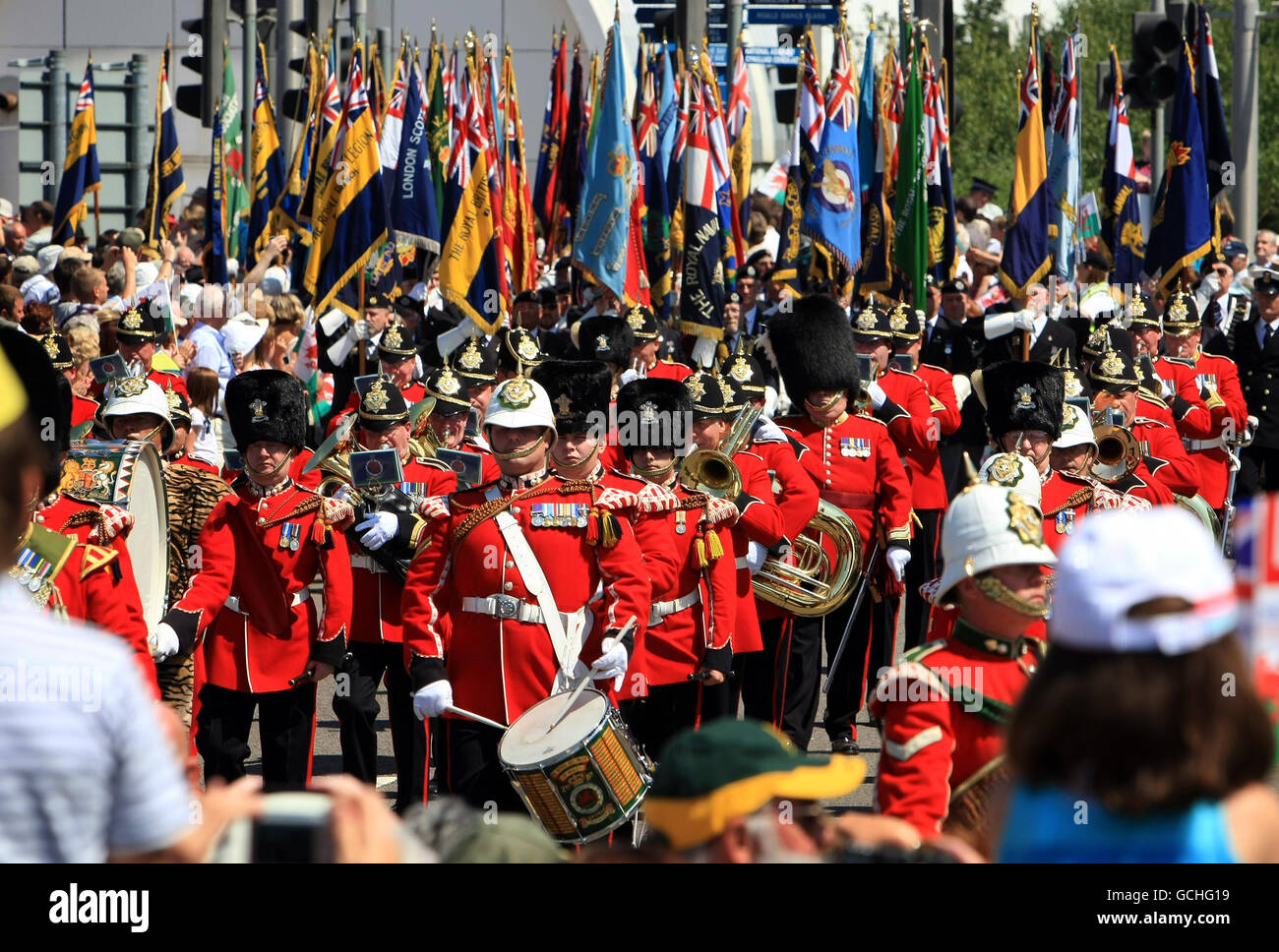 Le Prince de Galles prend le salut comme les drapeaux du défilé de la Légion royale britannique à travers Cardiff pour commémorer aujourd'hui la Journée des forces armées. Banque D'Images