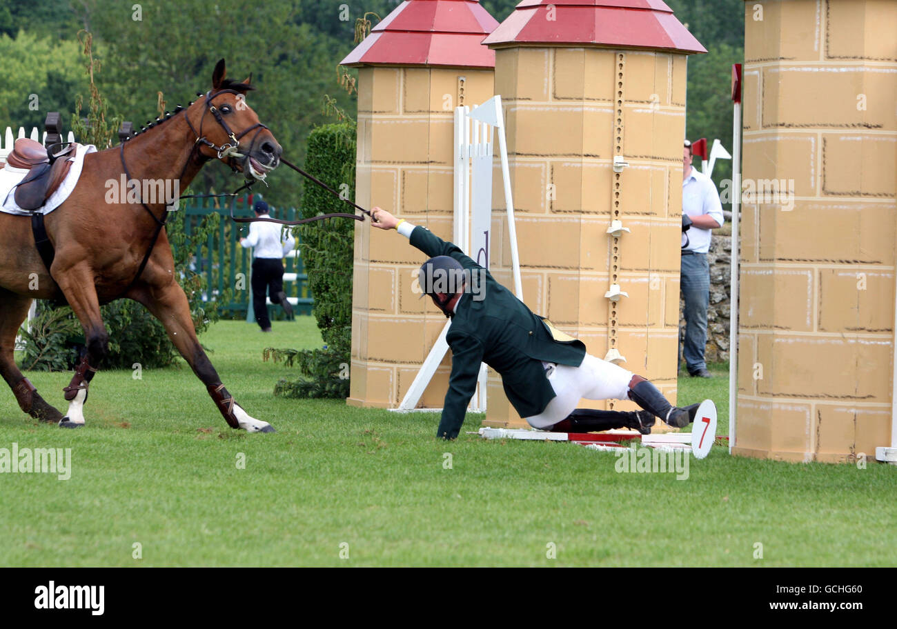 Eric Glynn d'Irlande tombe à cheval Retiro Van W tombe dans le trophée Faucon Equine Feeds Derby dans le DFS Derby lors du spectacle équestre Hickstead au All England Jumping course, Hickstead. Banque D'Images