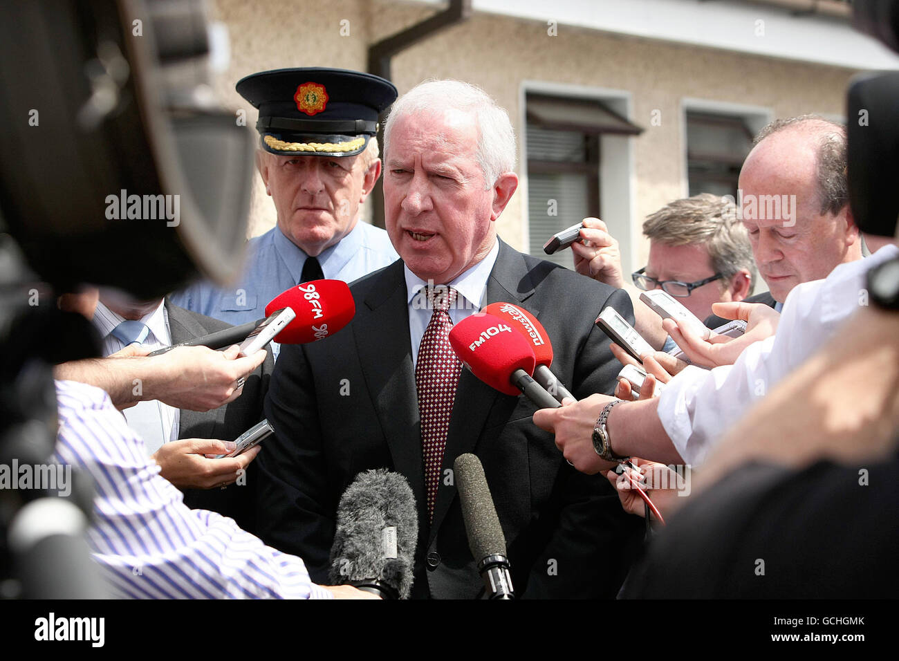 Le commissaire de Garda Fachtna Murphy s'adresse aux médias à l'extérieur de la gare de Ronanstown Garda à Clondalkin, Dublin, après la double fusillade de deux tracas, la nuit dernière, à Neilstown, dans l'ouest de Dublin. Banque D'Images