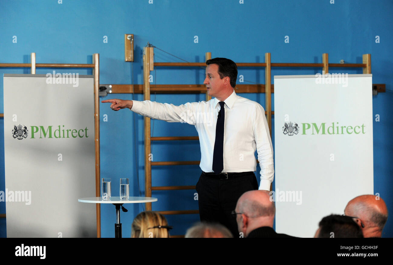 Le Premier ministre David Cameron répond aux questions alors qu'il commence sa première séance de questions et réponses directes du PM au Trinity College de Leeds. Banque D'Images