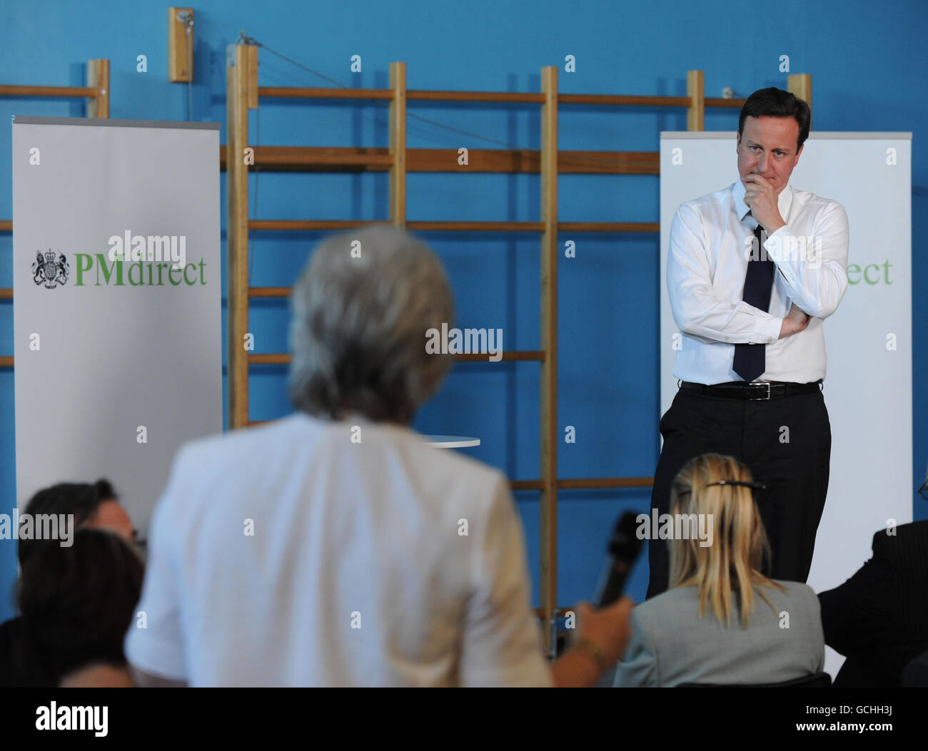 Le Premier ministre David Cameron répond aux questions alors qu'il commence sa première séance de questions et réponses directes du PM au Trinity College de Leeds. Banque D'Images