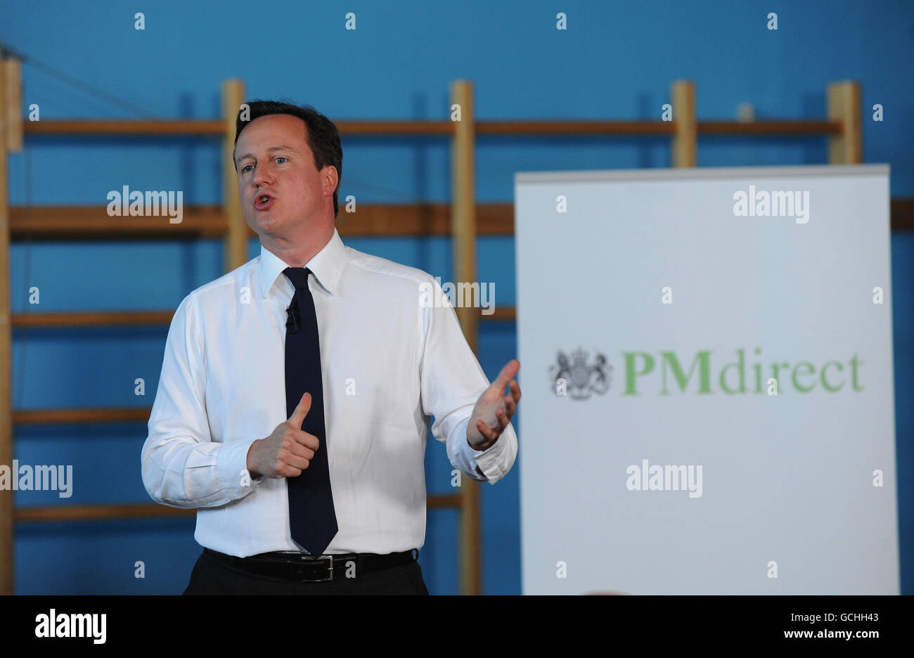 Le Premier ministre David Cameron répond aux questions alors qu'il commence sa première séance de questions et réponses directes du PM au Trinity College de Leeds. Banque D'Images