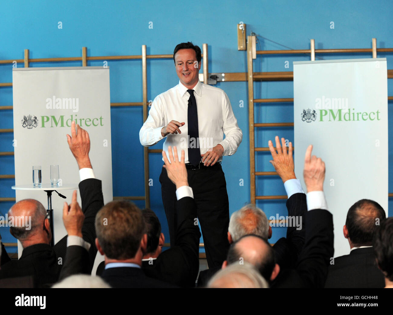 Le Premier ministre David Cameron répond aux questions alors qu'il commence sa première séance de questions et réponses directes du PM au Trinity College de Leeds. Banque D'Images