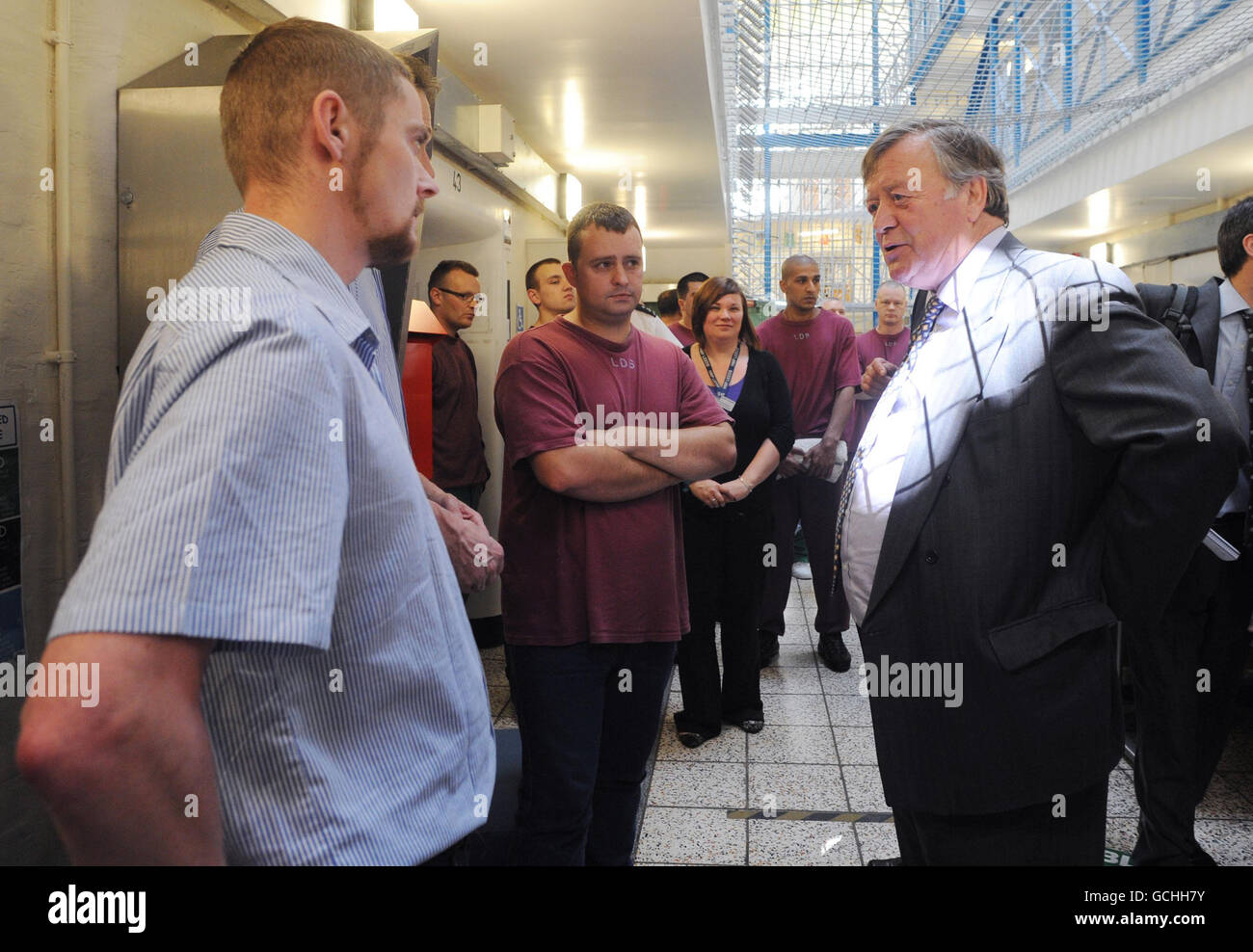 Le secrétaire à la Justice Ken Clarke (à droite) s'entretient avec les prisonniers lors d'une visite à la prison de Leeds, Armley, Leeds. Banque D'Images