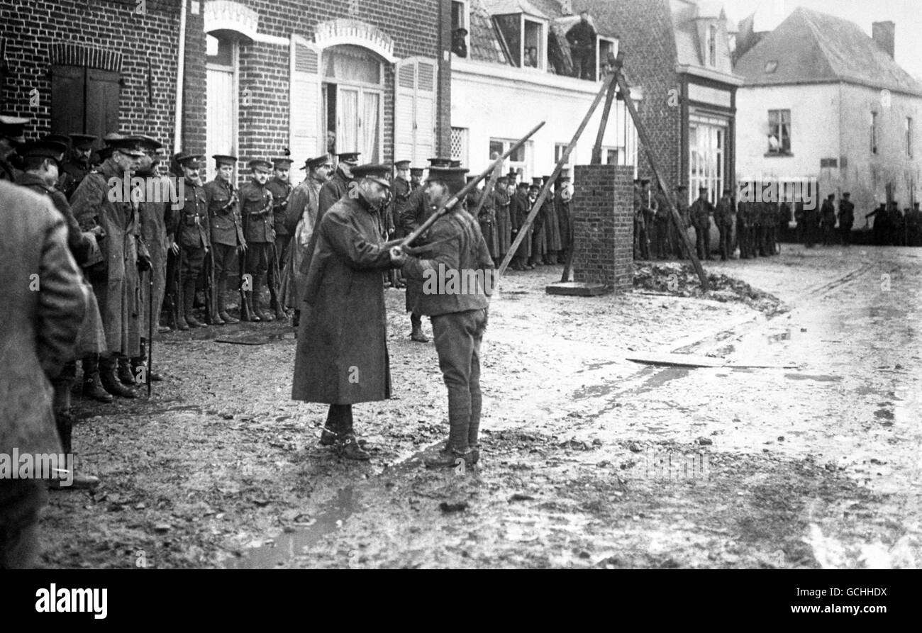 LE ROI GEORGE V DÉCORE UN CAVALRYMAN BRITANNIQUE LORS DE L'UNE DE SES HUIT VISITES AUX TROUPES FRANÇAISES PENDANT LA PREMIÈRE GUERRE MONDIALE.SIR DOUGLAS HAIG SE PENCHE SUR UN BÂTON DE MARCHE.1914. Banque D'Images