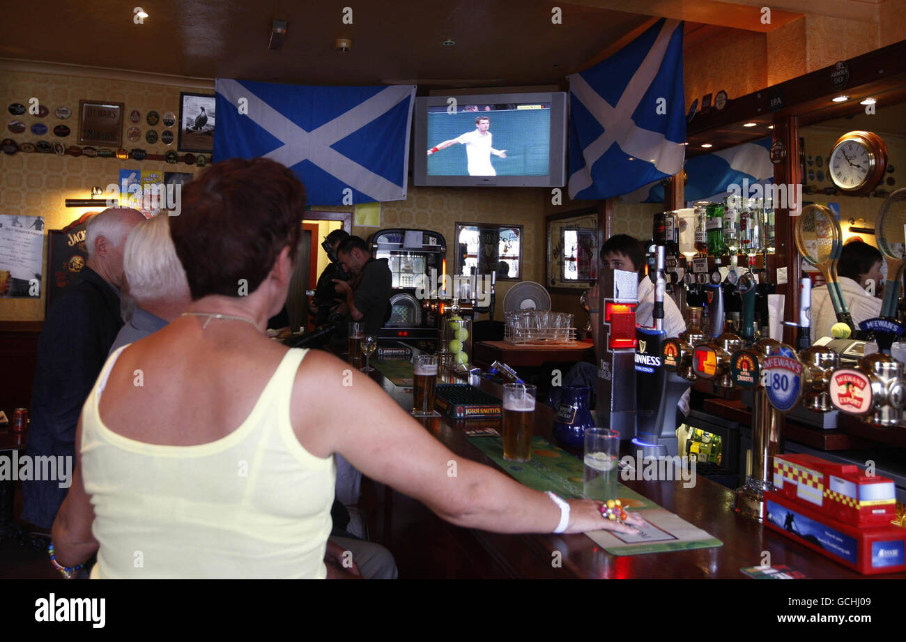 Regardez Andy Murray participer à la demi-finale masculine de Wimbledon, à l'hôtel Dunblane, dans la ville natale de Murray, Dunblane, en Écosse. Banque D'Images